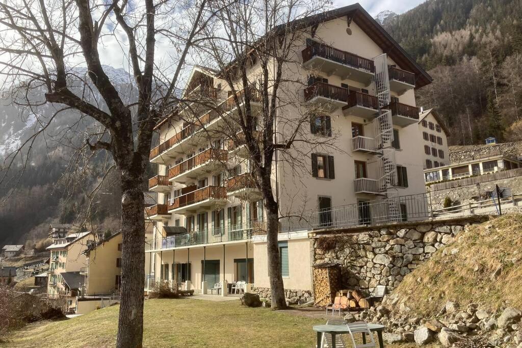 Bel appartement 2.5 pièces avec balcon, magnifique vue sur le glacier des Grands Finhaut Esterno foto