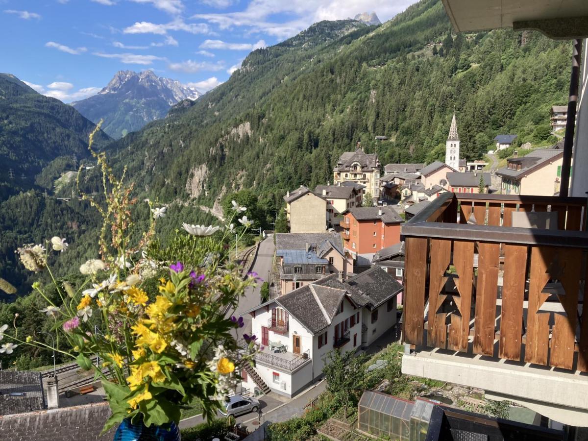 Bel appartement 2.5 pièces avec balcon, magnifique vue sur le glacier des Grands Finhaut Esterno foto